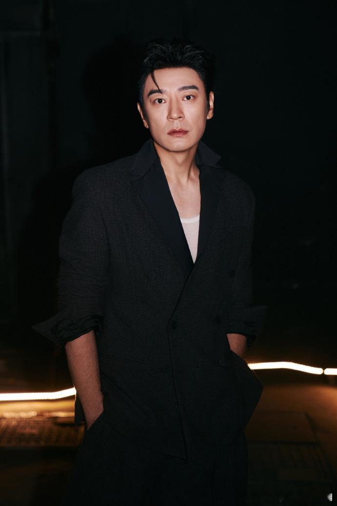 李光洁回应叔圈天菜看完舞台彻底理解叔圈天菜的说法，气质浑然天成，一举一动都很有韵