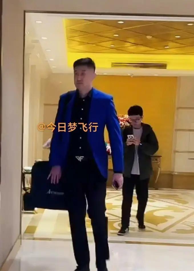 今晚7点35，华南虎又杀到广州！杜导新西装帅到发光，胡明轩继续躺平，12人名单像