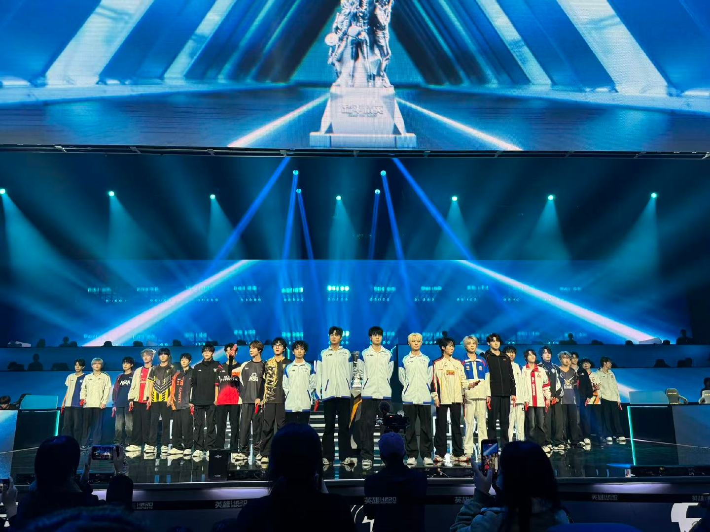 们PEL开幕式就是这么好看 PEL春季启幕即巅峰 🏆蓝色射线切割出赛场的轮廓，