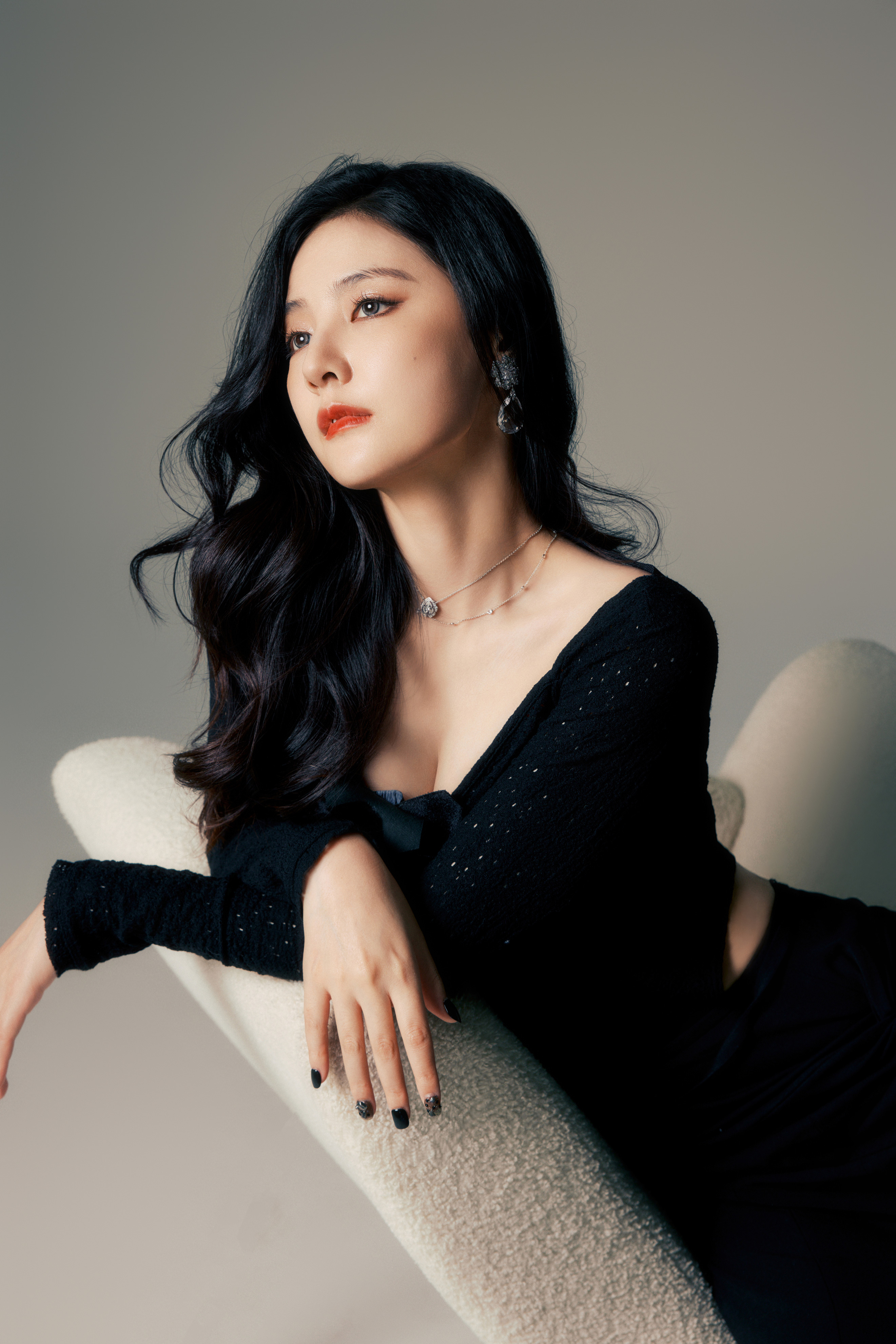 赵粤，卷发黑裙，冷酷时尚。赵粤