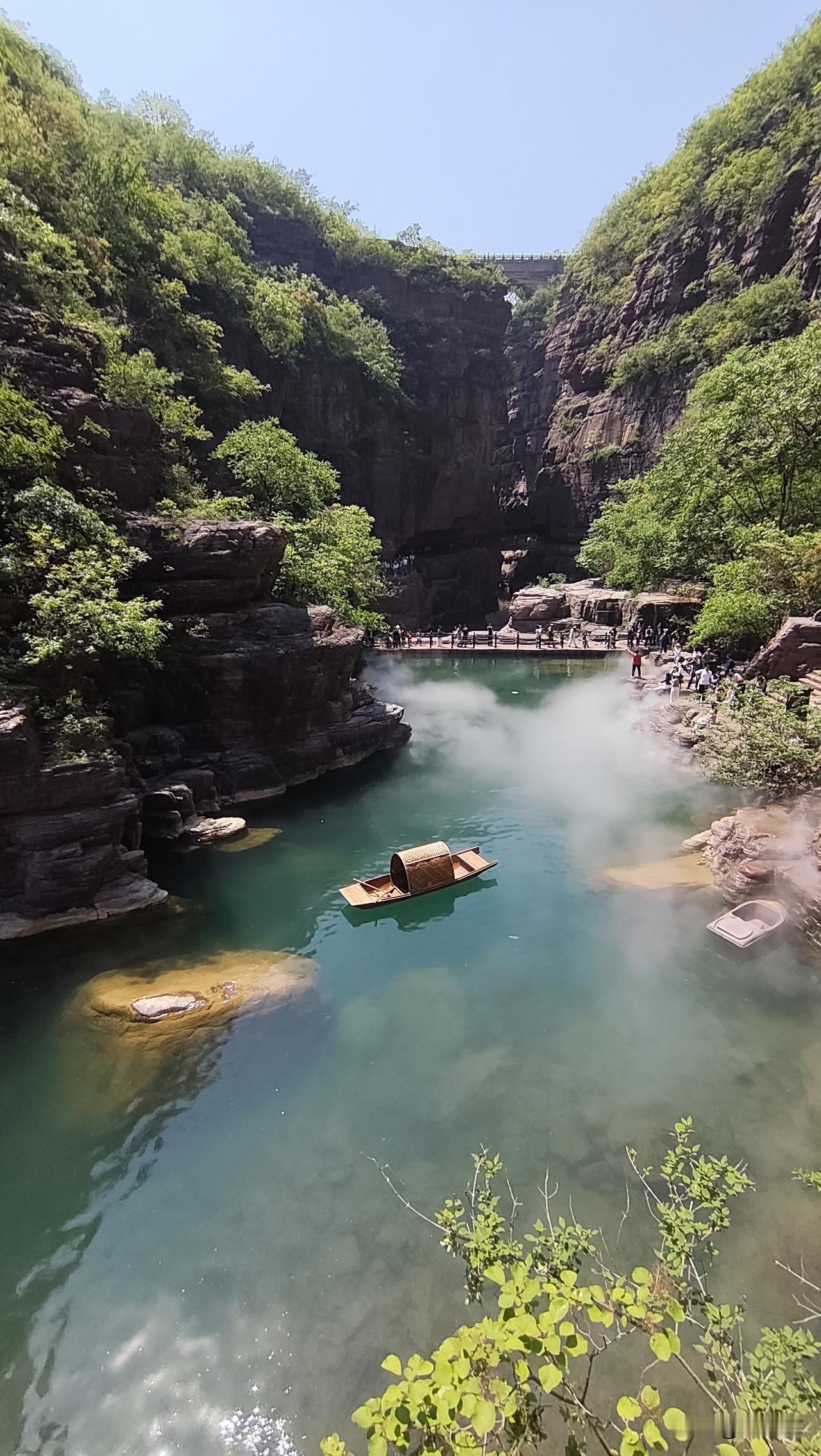 三年两度登临焦作云台山，心境迥然不同。此番补游茱萸峰、凤凰岭，登高望远，云雾漫过