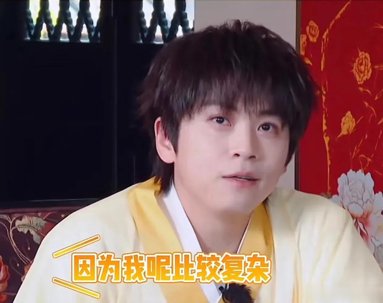 武艺又有笑料了！
武艺说：“我比较复杂，我是在香港出生，在长沙长大，然后在加拿大