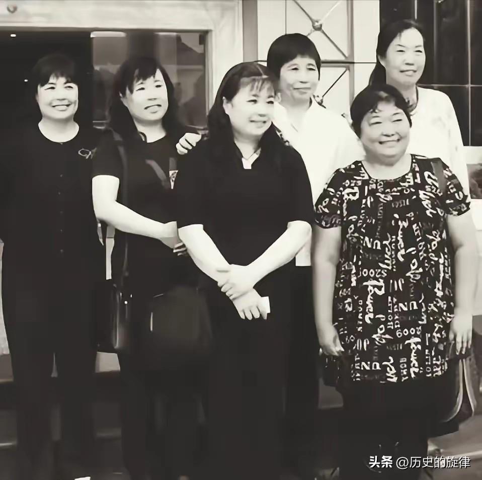 1975年命运骤变！前途大好的空军女军医，一夜下放农场做钳工
 
1975年的广