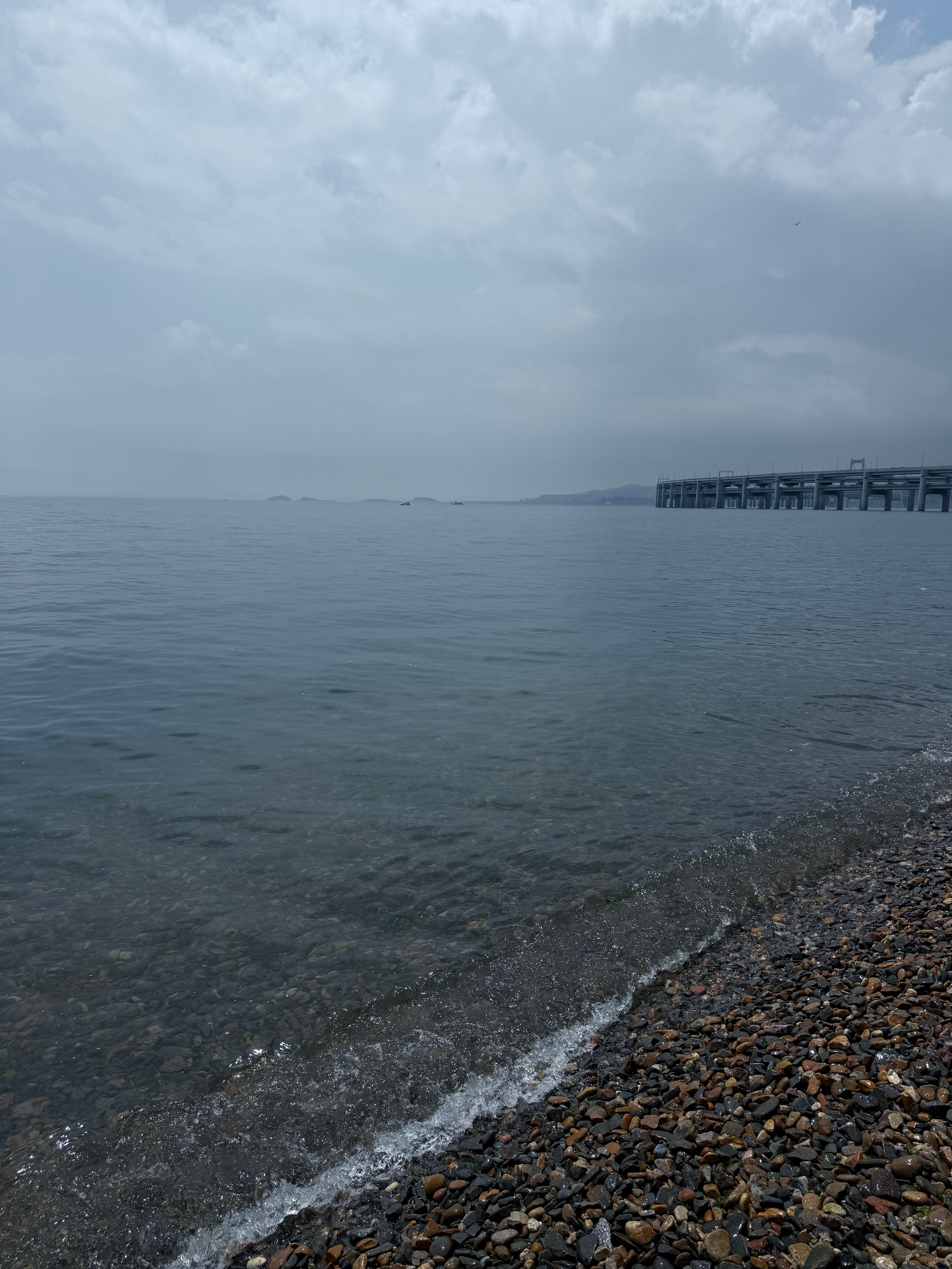 一到端午节要去江边、海边玩儿，大连现在的海还是有点凉呐 