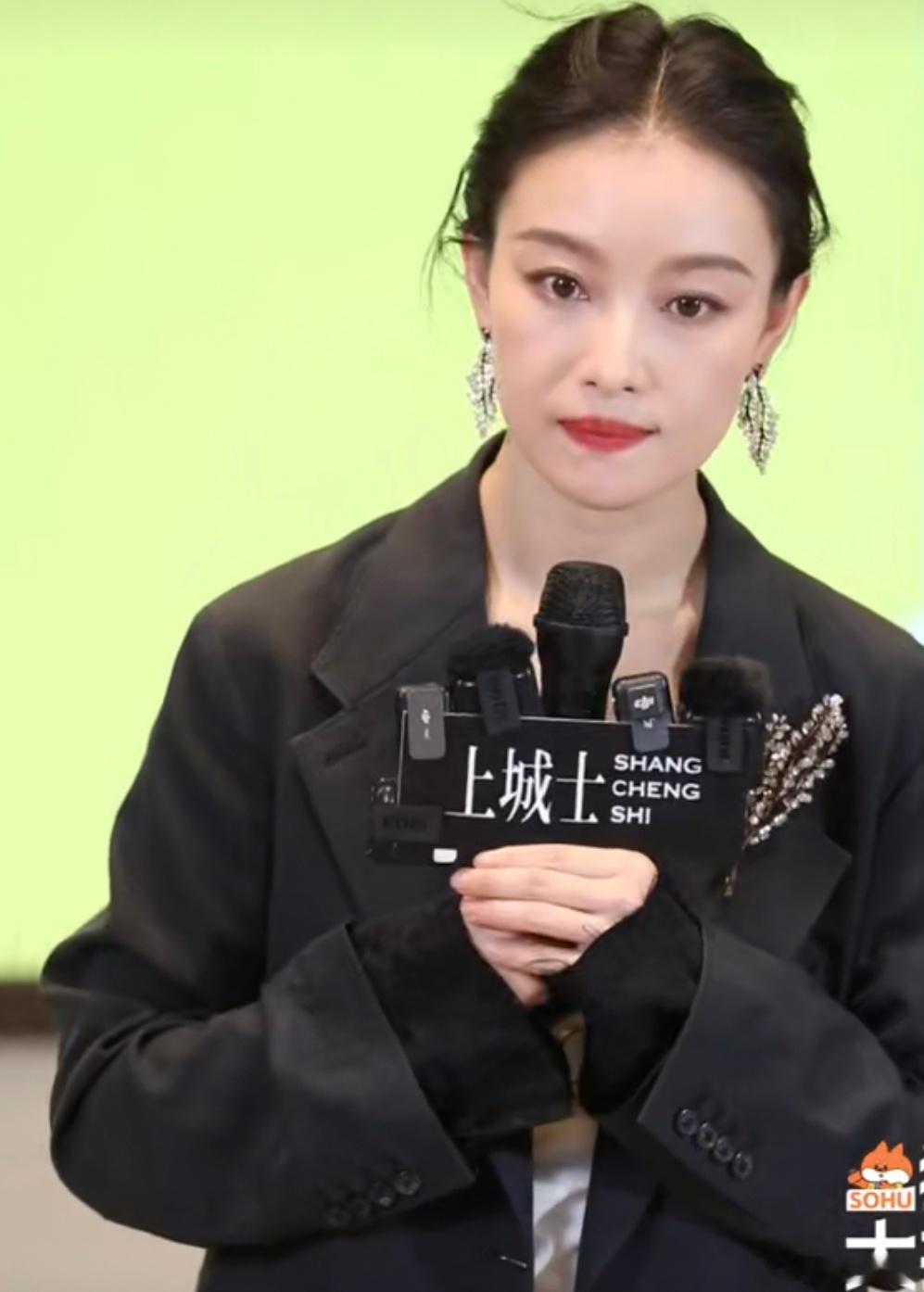 倪妮上城士活动直拍，黑色西装盘头造型好有高智感[好喜欢] ​​​