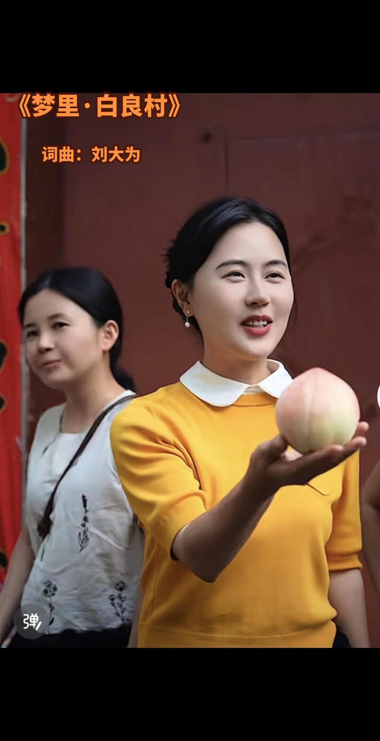 梦里·白良村词曲：刘大为塬上风轻 吹过旧城墙老槐树下 晒着旧衣裳樱桃红透 枝头沾