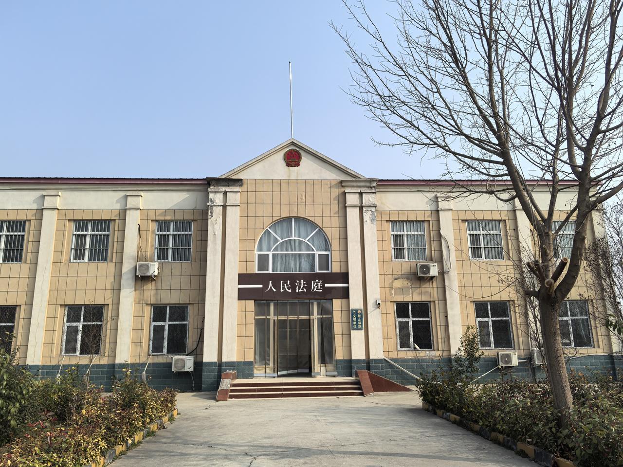 今天开庭的案件非常非常典型，由小见大甚至可以见很大，涉及村、乡镇、县、市乃至更多