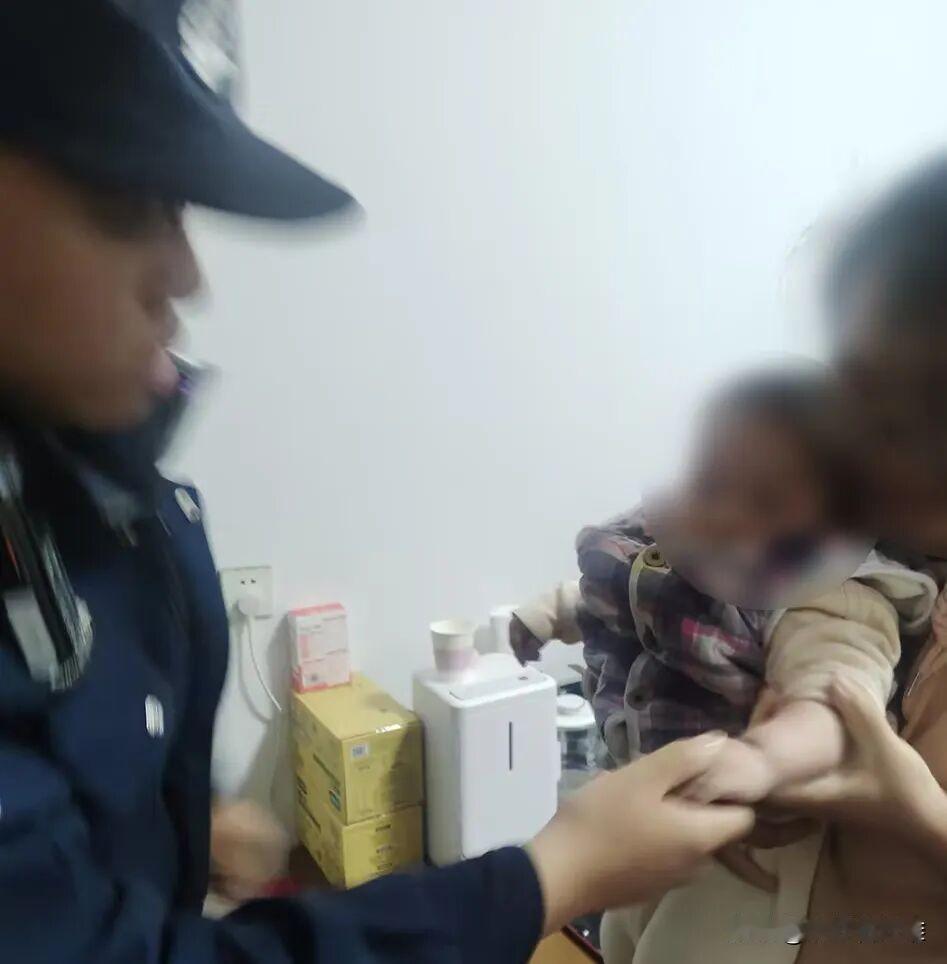 太险了！昆山10个月大婴儿手卡茶几缝，哭得快喘不上气

“我家宝宝手卡在茶几缝里