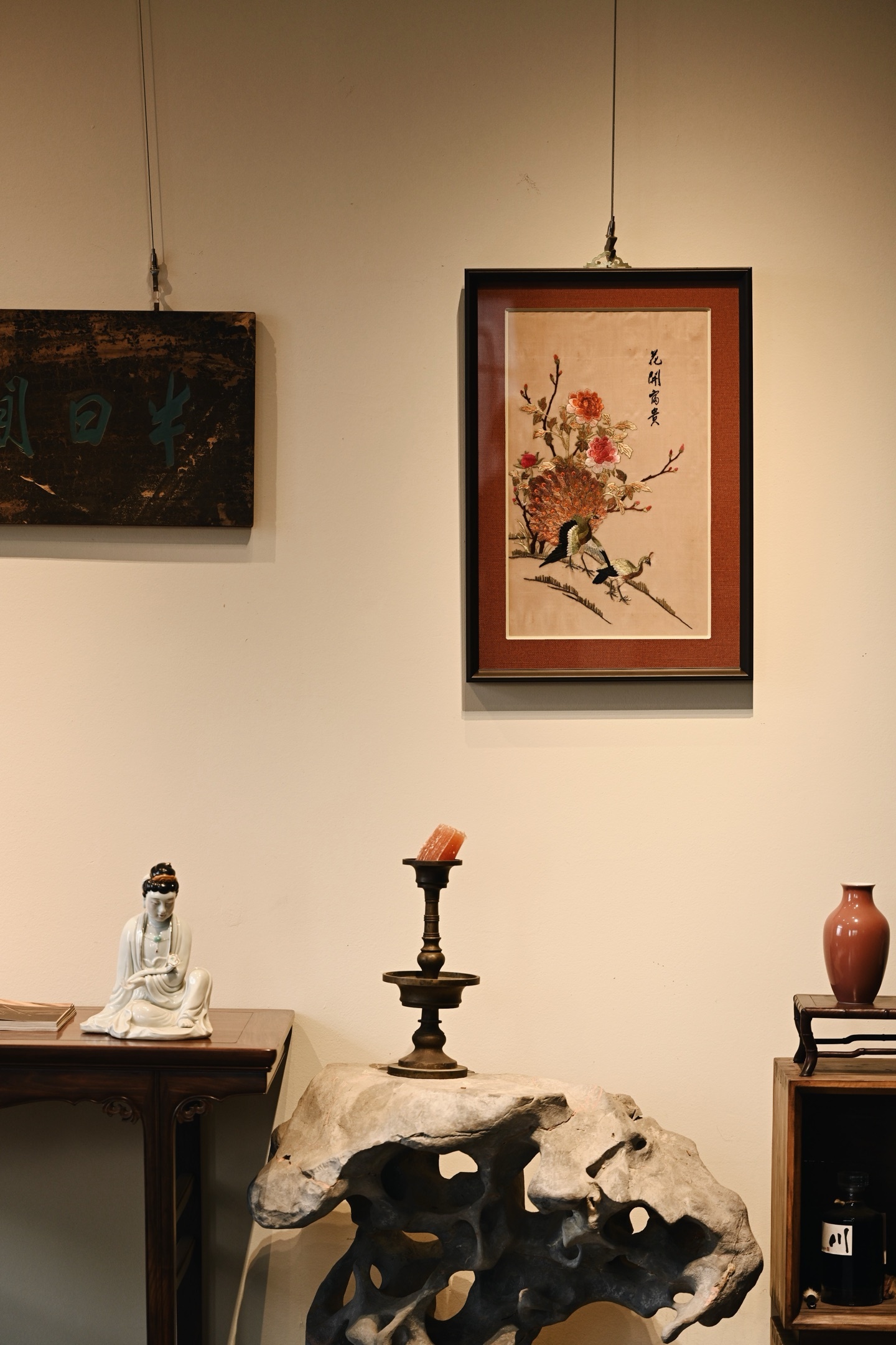 老物件 刺绣 | 花开富贵 挂屏大致民国之物，后裱框，画面中心刺绣孔雀羽毛斑斓华