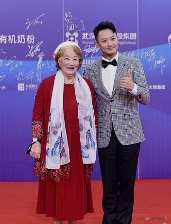 和老艺术家祝希娟合影的这位小帅哥是谁呢？
年轻人和老艺术家合影不是太多，可能祝希