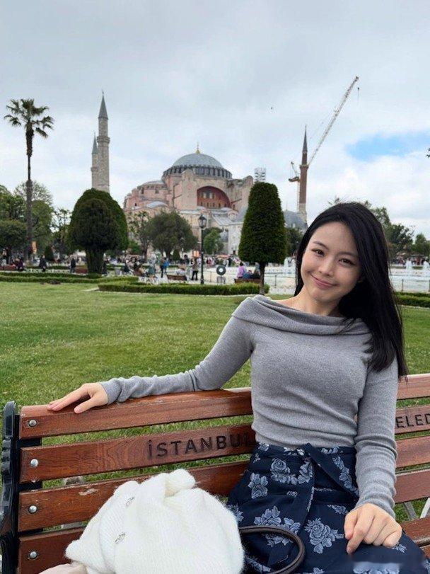 無綫新聞女神林婷婷（Jacky）憑藉甜美外貌與專業表現，一舉一動都備受網民關注。