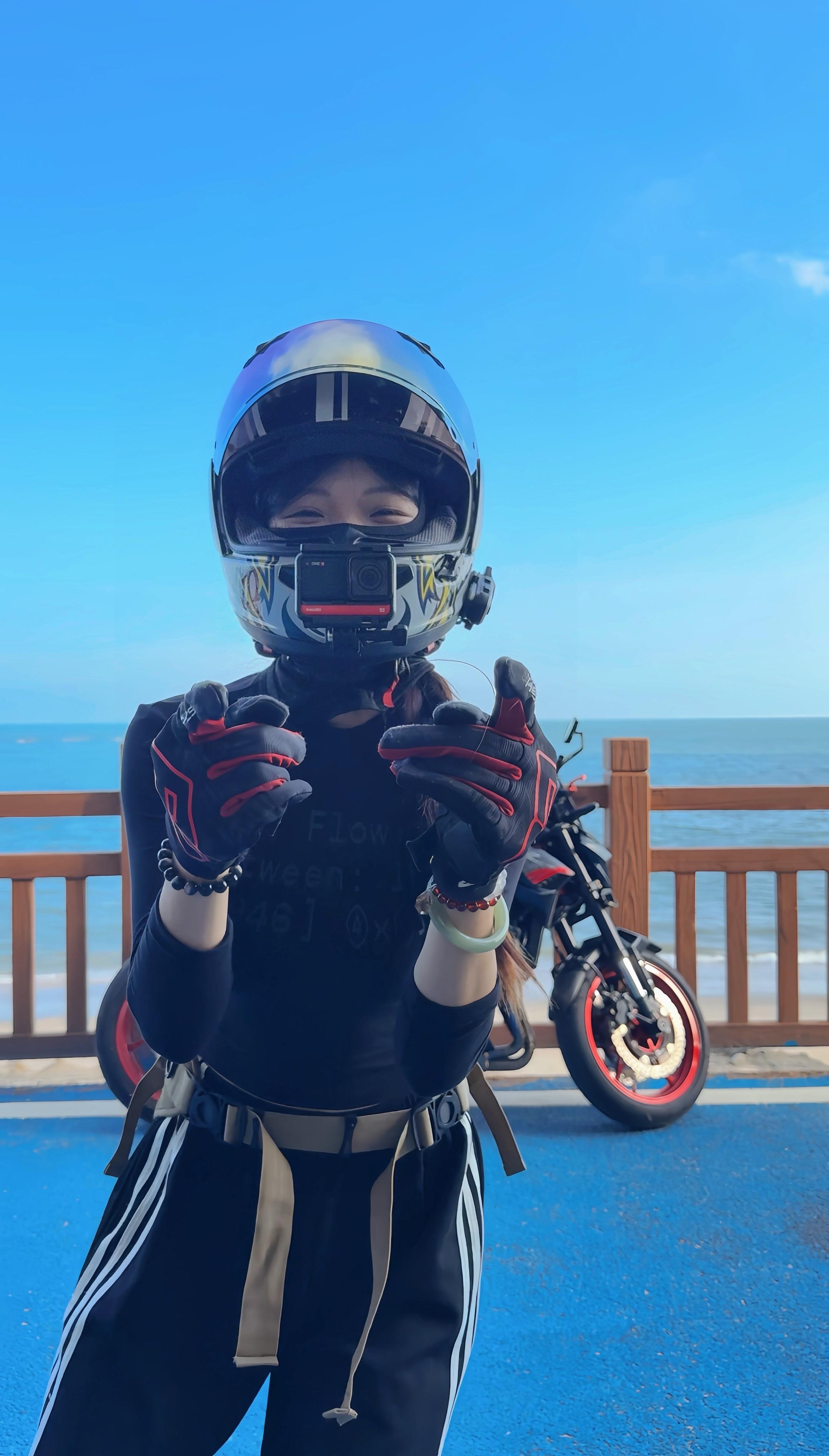 摩托车的意义就是 你们在车里看外边的风景 而我就在风景里
