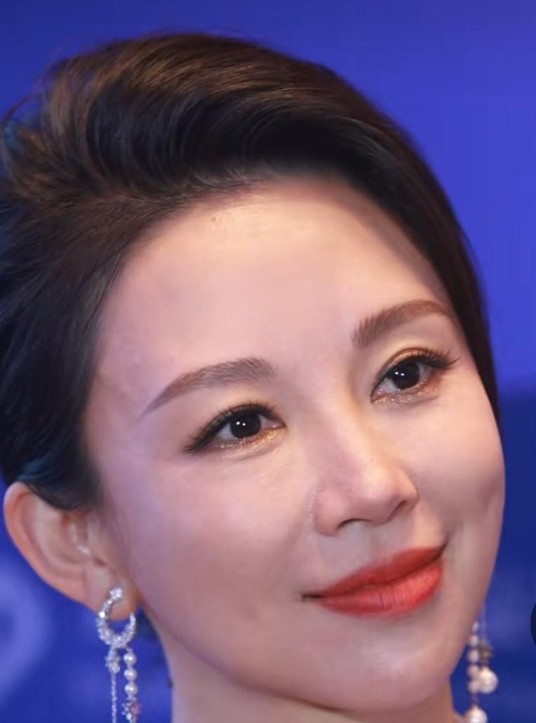 九球天后潘晓婷确是漂亮阿姨了。
九球天后潘晓婷40+了，家庭生活不完美，到了恨嫁