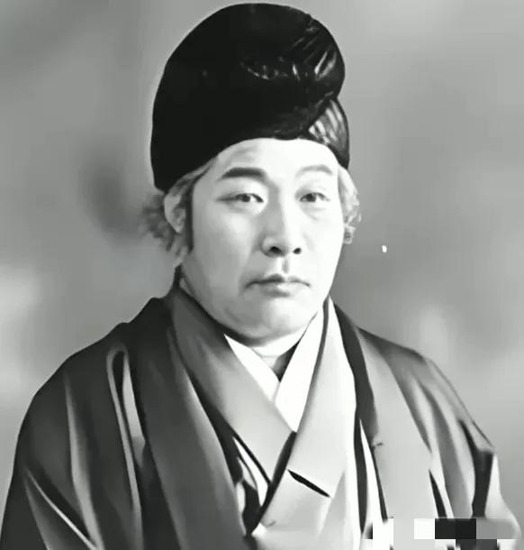 怪不得日本这么着急想跟咱们打一仗，日本出了个特别神的预言家叫王仁三郎，他最出名的