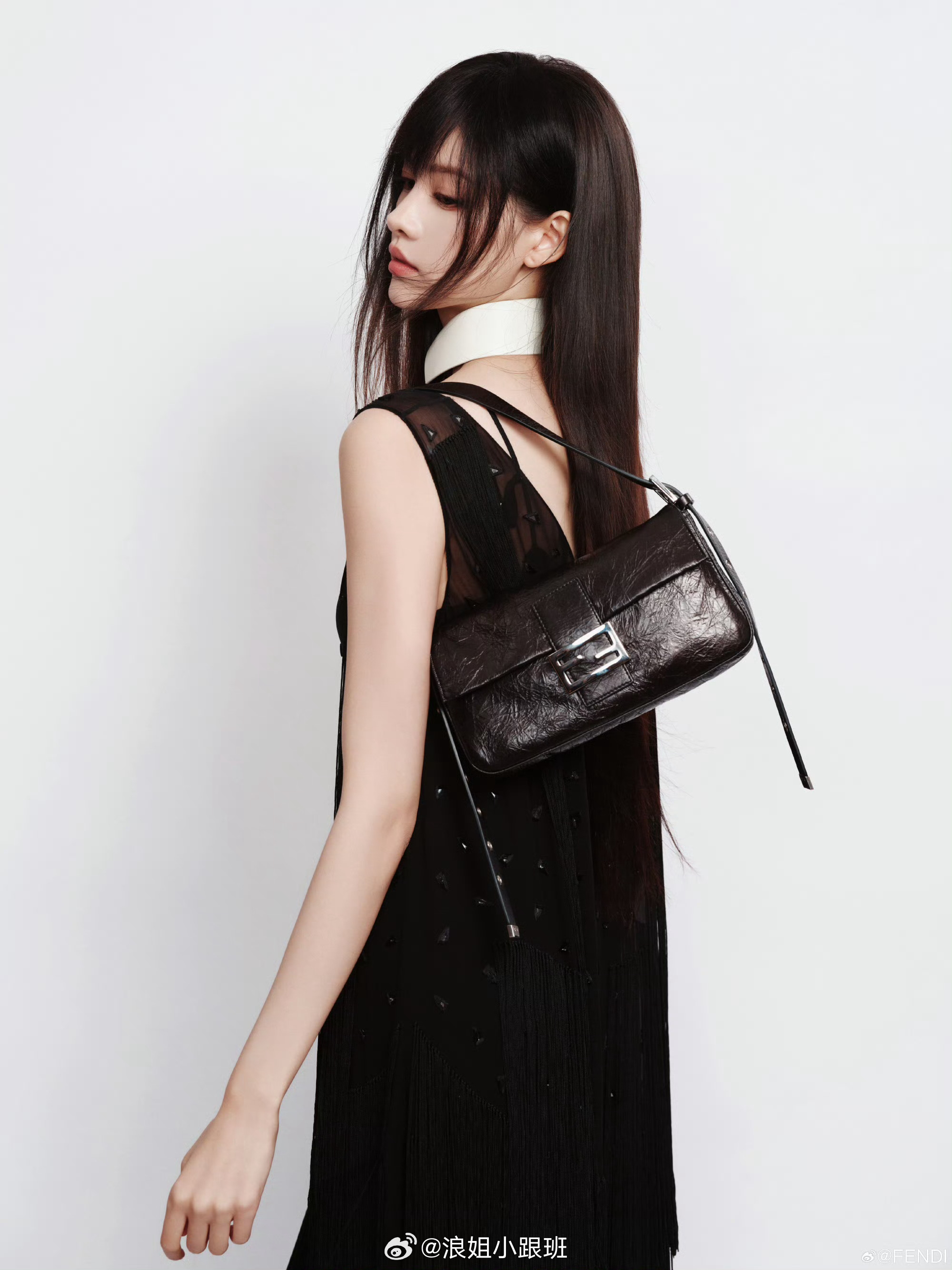 演绎FENDI 2026秋冬女士系列，全新Baguette® 26424手袋身畔
