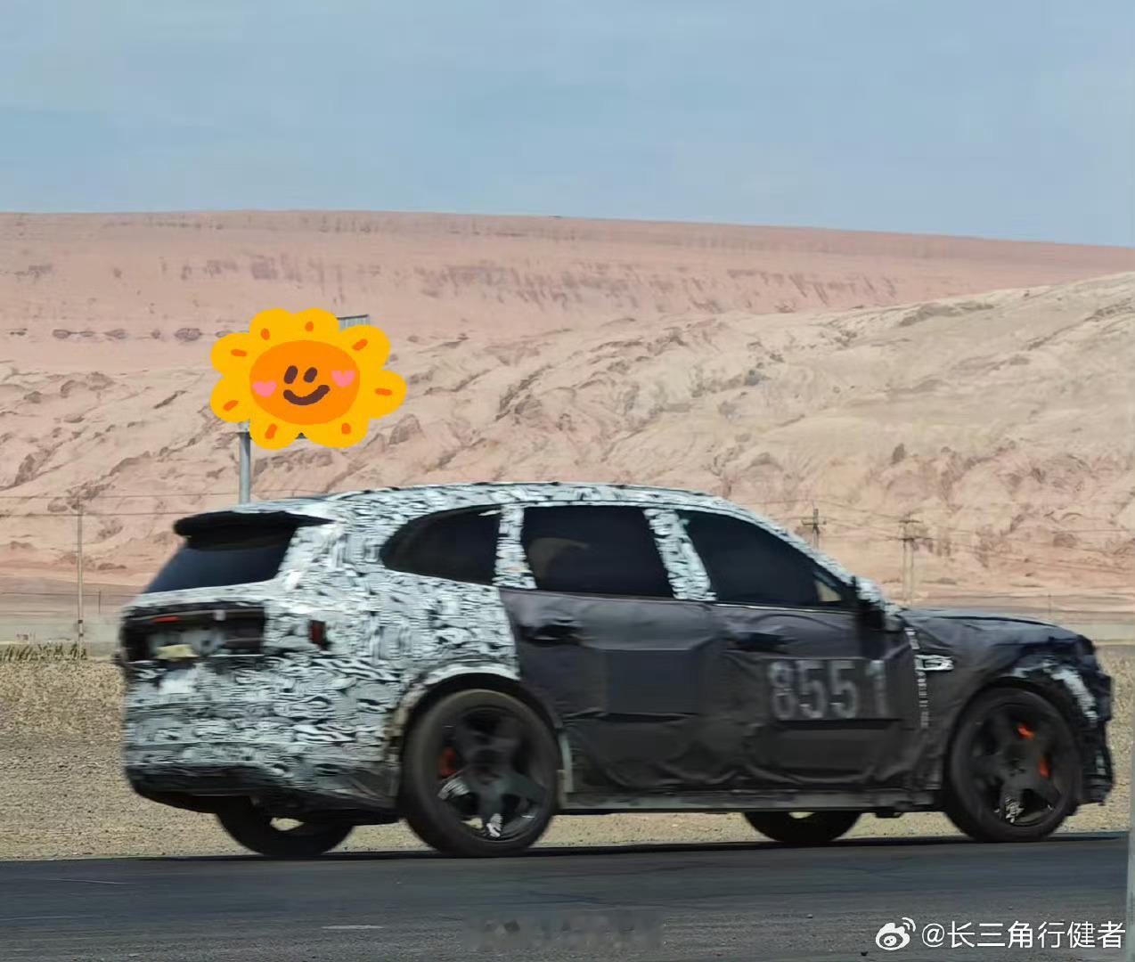 极氪 8X 的谍照被拍到了。从外观线条上来看极氪 8X 并没有采用和 9X 一样