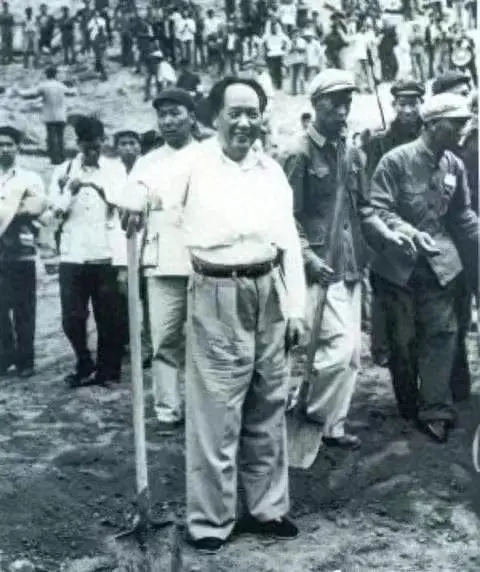 张文木：再论毛主席关于接班人讲话和义务劳动地点为何选明十三陵1960年2月5日，