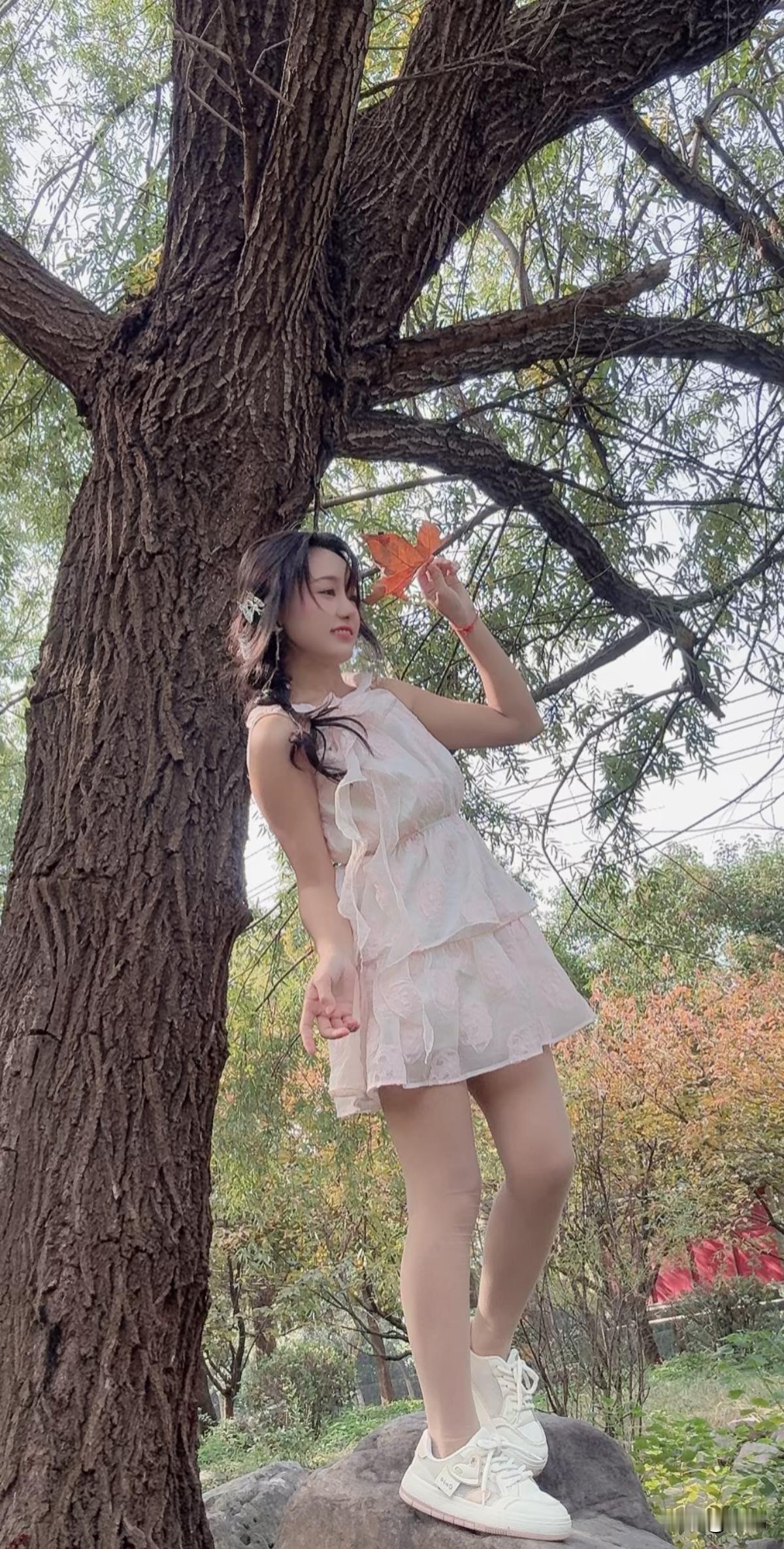 什么样的丝袜，能搭配得时尚不媚俗 您喜欢漂亮的女孩子吗 怎样才能把女生拍出清纯的