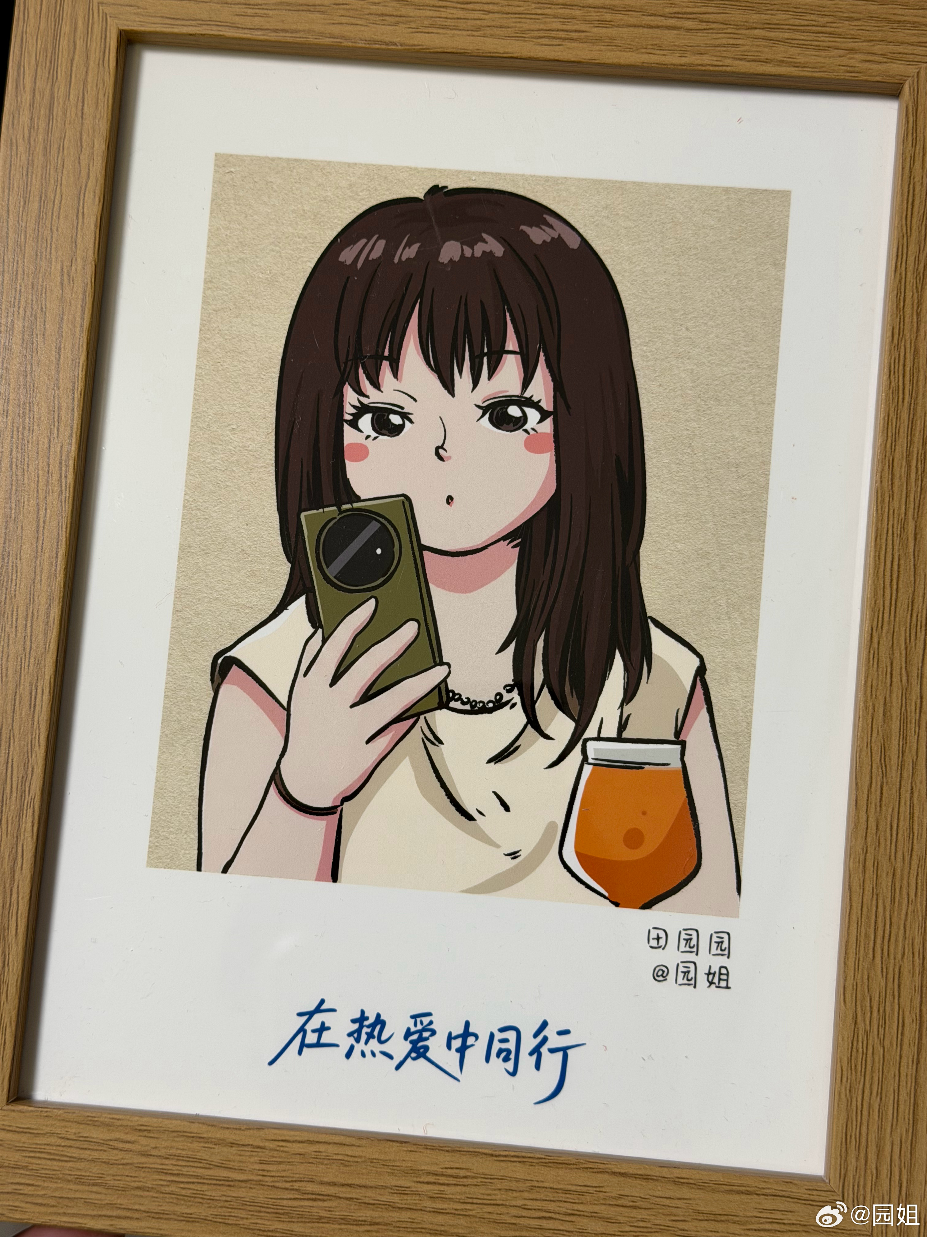 前几天去vivo参加年会，他们拿我照片做的相框，别说还挺可爱的，不知道拿来做头像