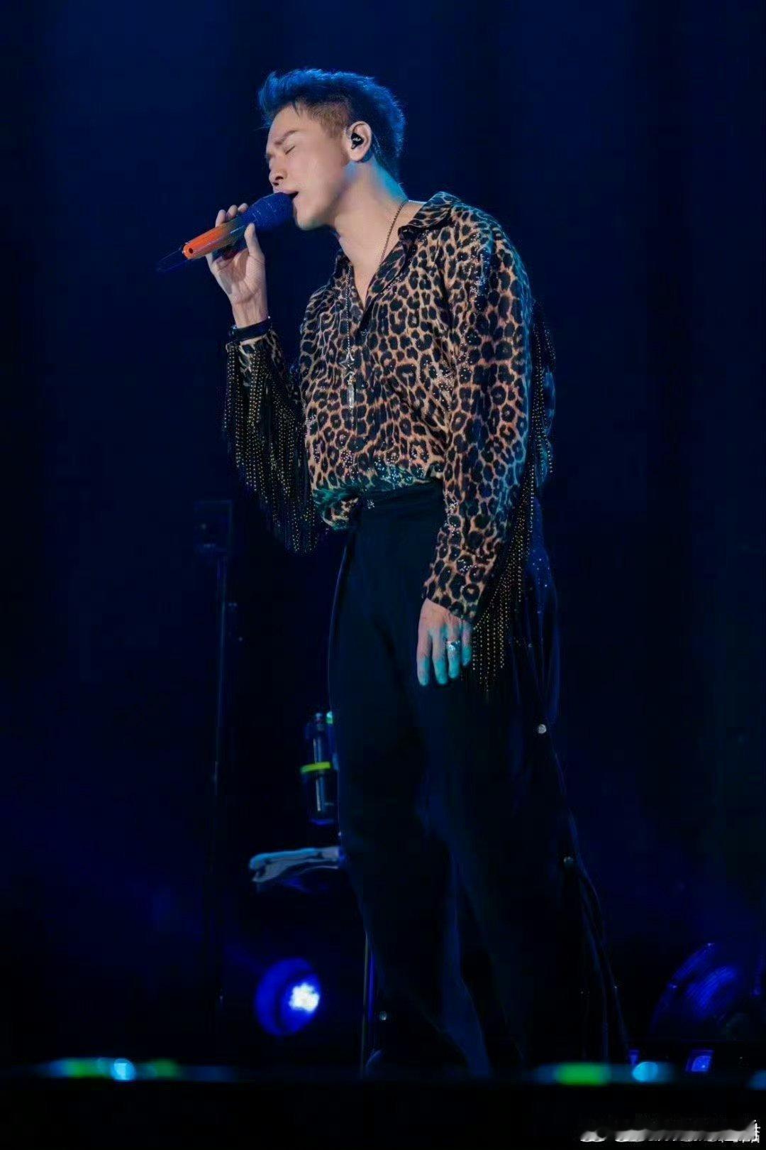 陶喆夸自己腿细不忘调侃陈奕迅 哈哈哈哈两个人真是好兄弟啊，陶喆夸自己的腿细还不忘