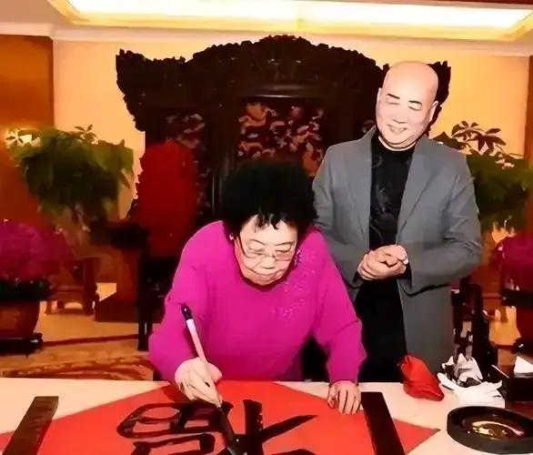 陈丽华早已为迟重瑞安排好晚年

两人相濡以沫36年，迟重瑞对陈丽华特别敬重，经常