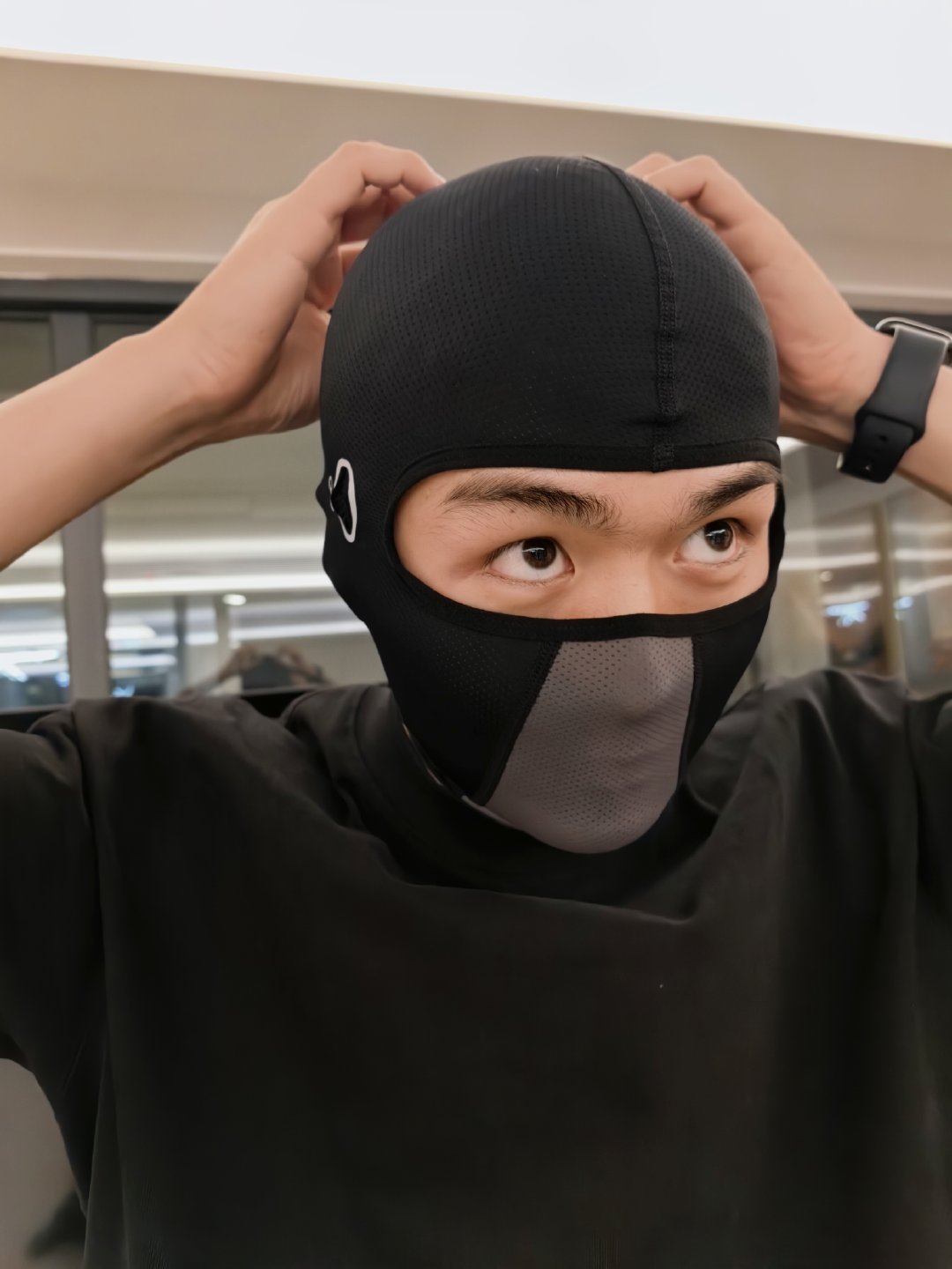 阿辉带摩托头套，像抢劫崽大晨子带摩托头套，像憨憨 