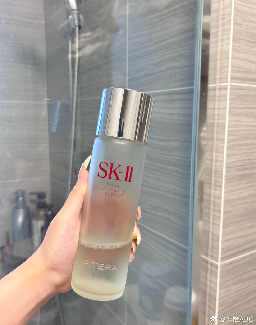 真的被sk2神仙水整破防了。前阵子脸烂得一塌糊涂，就靠它撑了一周，居然慢慢救回来