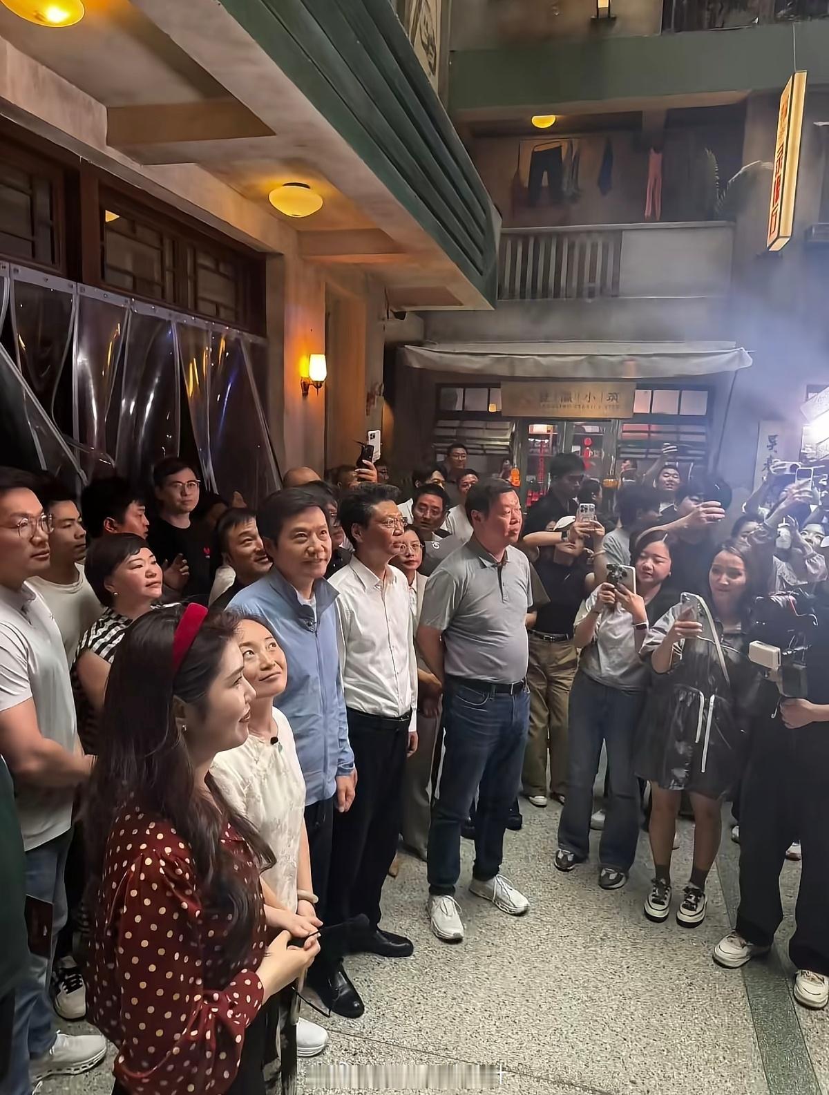 雷军来盐城了在盐城市中心竹林的，亭湖区区长田海波陪同。 