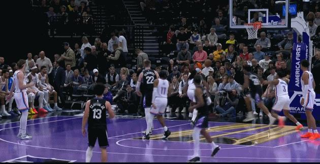 杰林救球摔入看台 