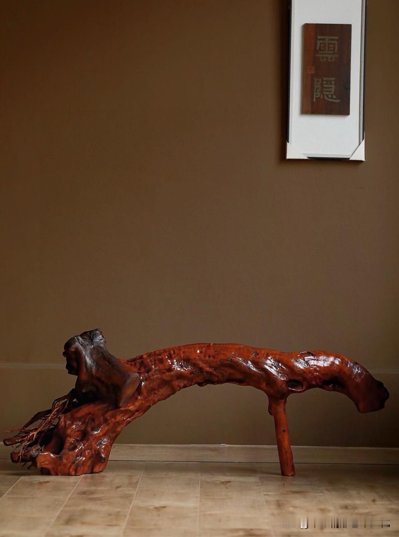 小叶黄杨木｜随形长凳

不是做出来的形，
是顺着木本来的走向，慢慢“长”出来的。