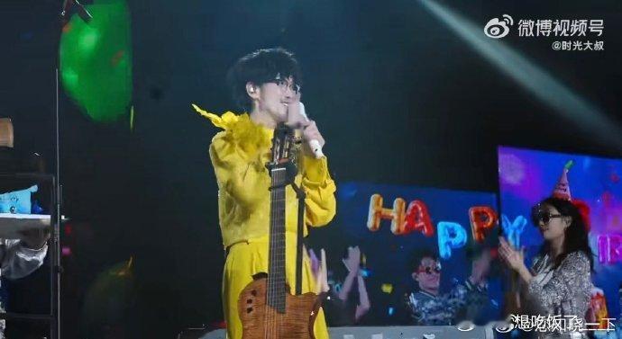 周传雄生日祝我一夜暴富 救命！周传雄庆生现场把我看哭了！万人合唱生日歌，他却先祝