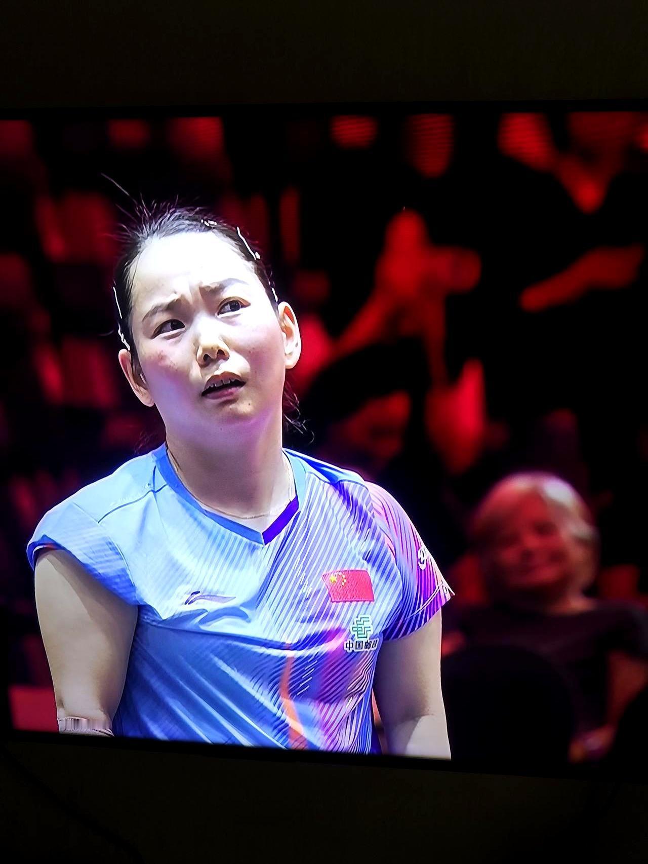 手握7个局点+1个赛点，照样输了。
 
何卓佳是国乒长胶陪练，专门模仿特殊打法。