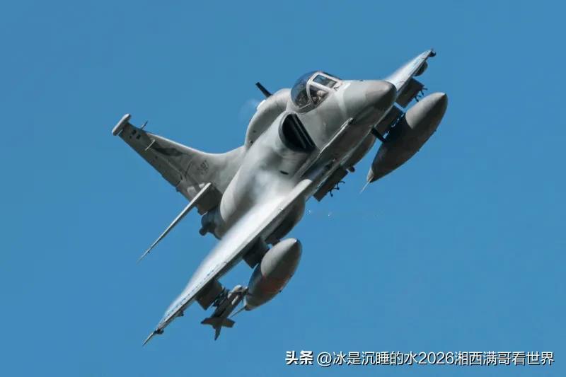 一个时代的终结：阿根廷空军退役A-4AR“天鹰”对地攻击机。
5月14日星期四，