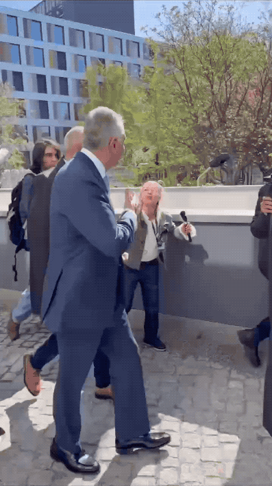 伊朗人把番茄酱扔到礼萨·巴列维脑袋上：如果下次是硫酸，这就要命了！4 月 23 