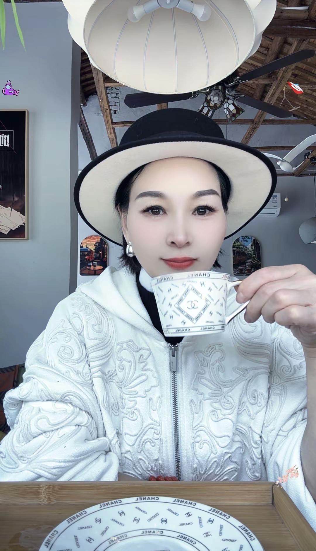 一杯咖啡，一段慢时光。有山有花有茶香，不慌不忙，慢慢生活。