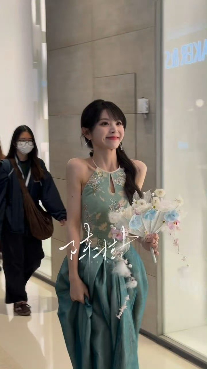 田曦薇今日线下活动造型，真的好美好美啊！！！ 