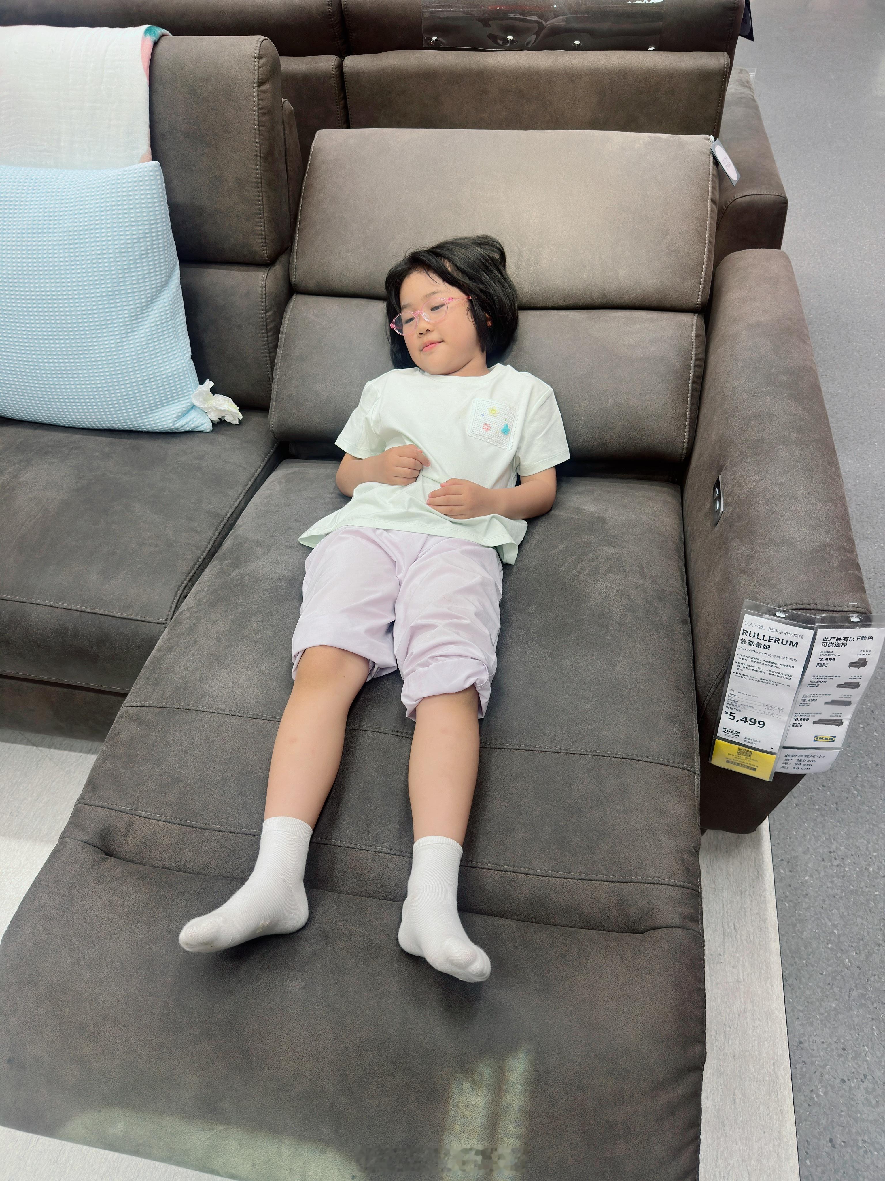 她爱上电动沙发了说好的单人沙发呢预算一下子给我拔高了！ 