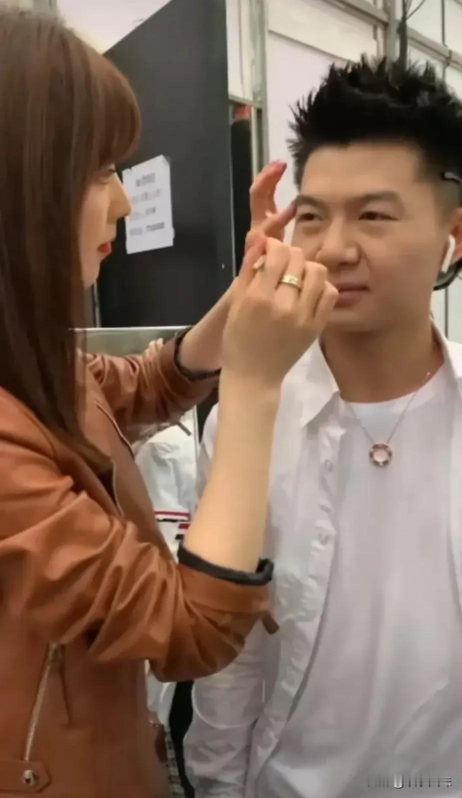 网红车模界金童玉女组合诞生？斌少与绝美车模春晓竟擦出爱的火花，携手同框，默契度爆