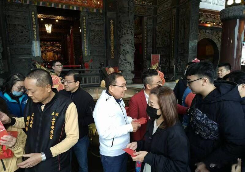 侯友宜初三发福袋 祝贺“马上赚钱”

今天（19日）大年初三，位于新北市泰山区的