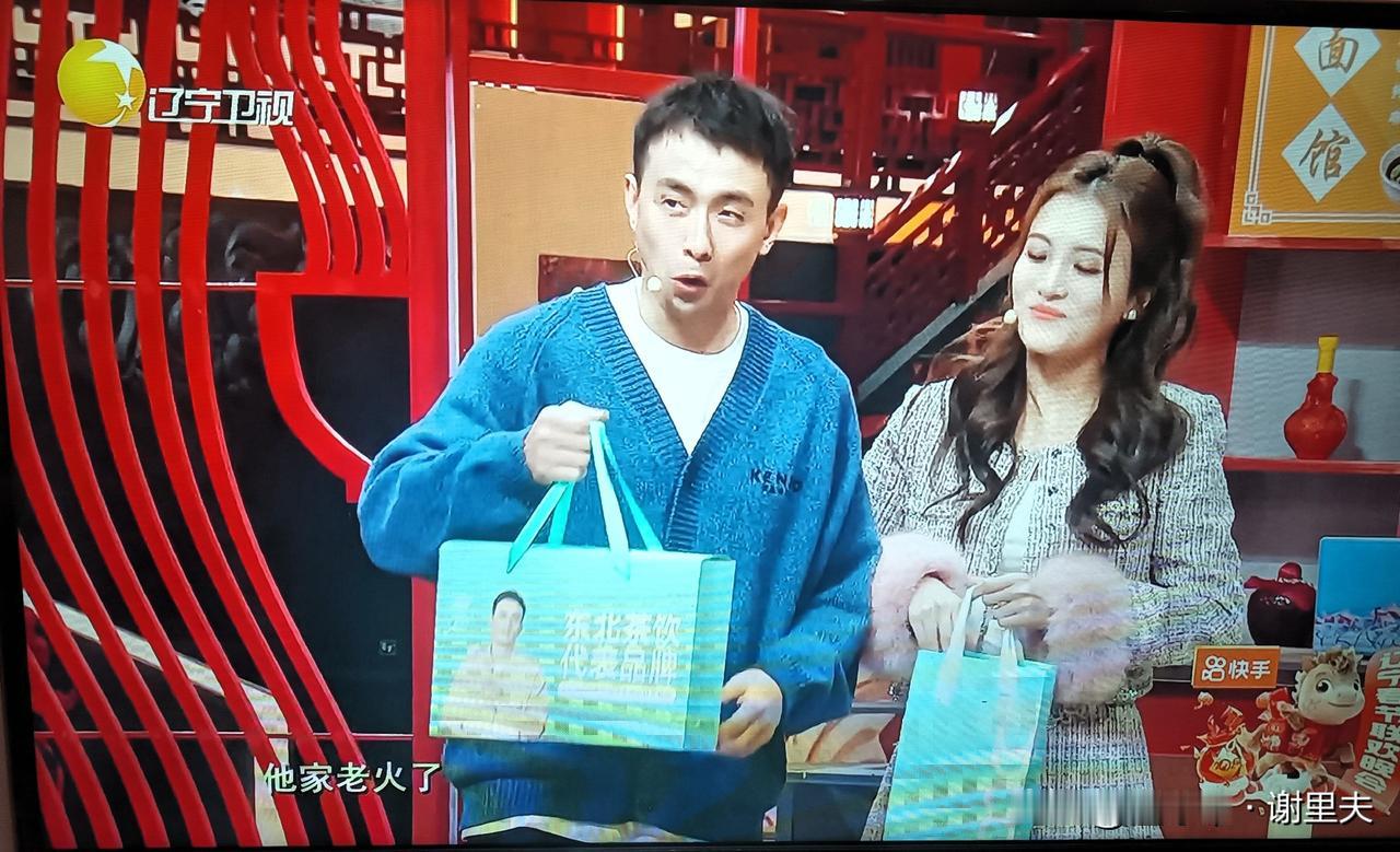 赵继伟夫唱妇随参加辽视春晚演小品！老婆长的太漂亮了吧，真给继伟长脸，带着沙哑的嗓