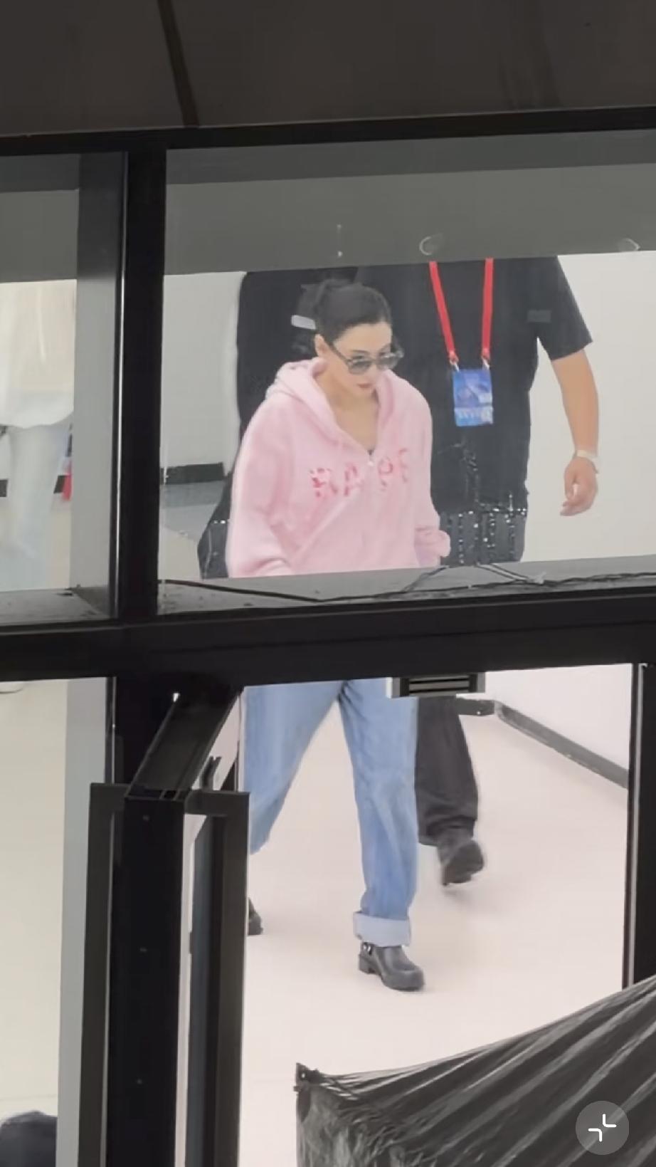 5月27日，张柏芝下班，私底下的衣品太差了，脚上那双鞋子好显老，走路也不舒服，她