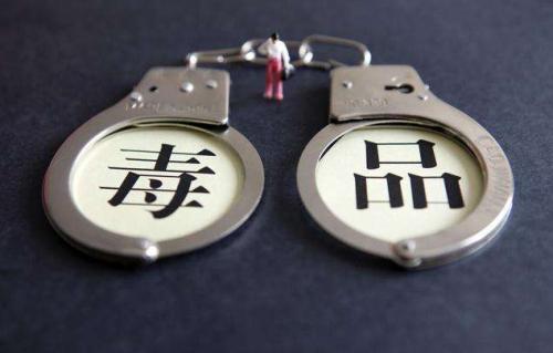 男友涉毒潜逃，女友供钱供房还打探警方动向，三年后两人终于在看守所“重逢”了

2