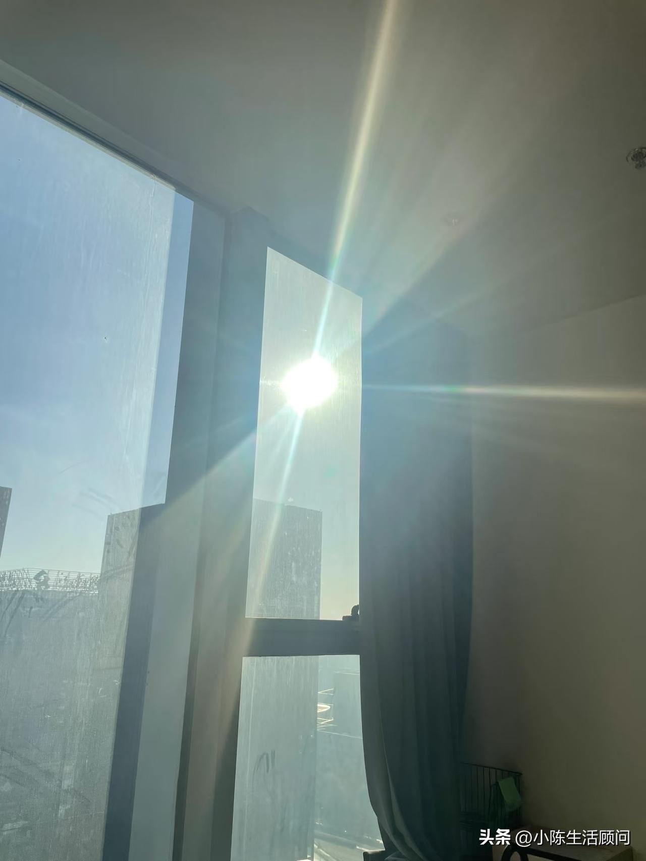 在忙碌的生活里，偶尔停下来看一下阳光，像是被世界温柔地抱了一下无声却让人安心。