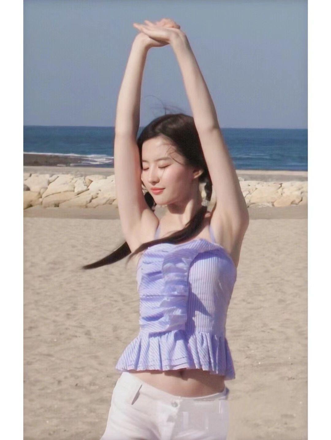 刘亦菲气质优雅，给人一种独特的韵味。
内在和外在美的结合，使她成为了许多人心目中