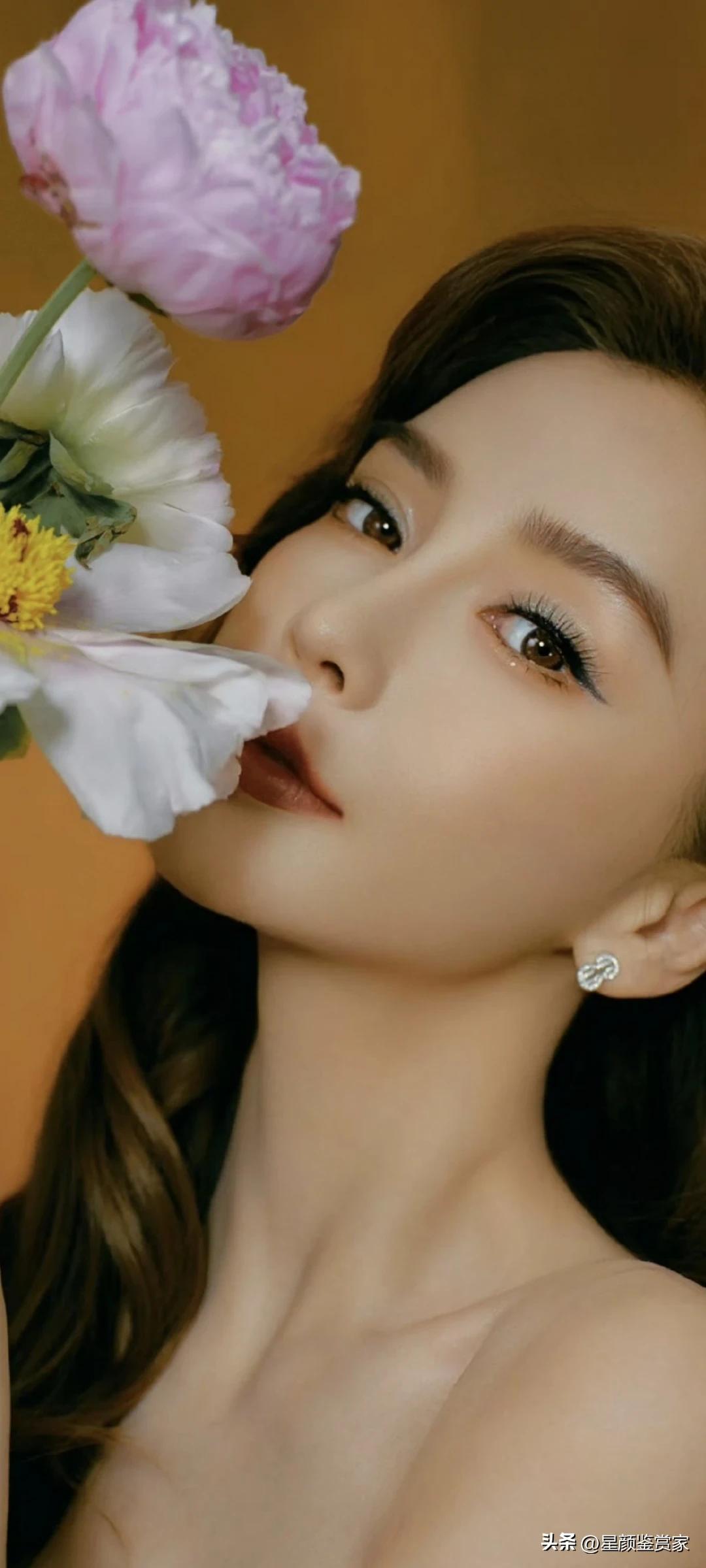 杨颖壁纸写真～
花影为伴，眉眼含章。
暖棕光影晕开东方意韵，鎏金裙裾载着星河光影