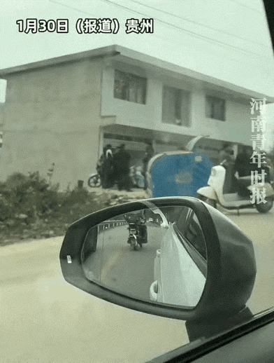 贵州，一男子得知前女友大婚，婚礼当天，男子特意开车从前女友家门前经过，想偷偷看她