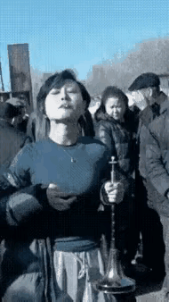 这个厉害了，眼看着咽下去了，还能正常吹唢呐，一转眼又变出来了，还没灭火。

谁知