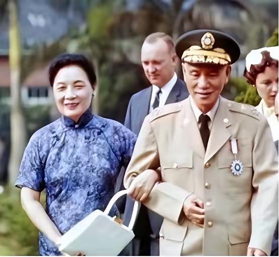 1957年，一老妇跪在蒋介石面前，声嘶力竭的哭喊“总统您开恩，我丈夫已经战死了，