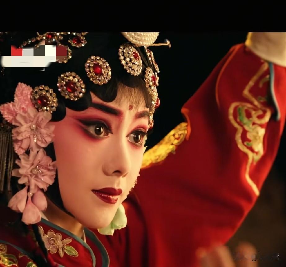 易青娥《打焦赞》闪亮登场，观众顿时掌声雷动，一片叫好声。台下的苟师和米兰却落了泪