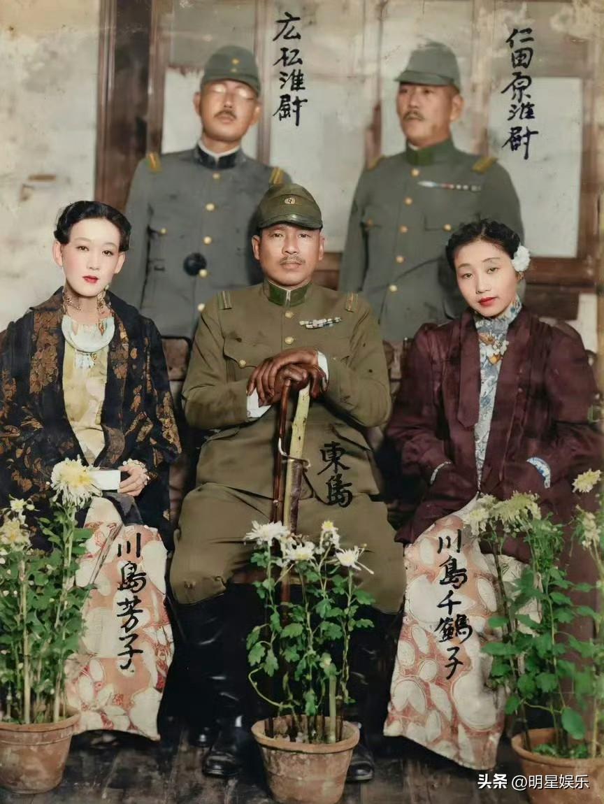 1937年，天津。日本女间谍川岛芳子（金璧辉）在东兴楼与日军的合影。这是真实照片